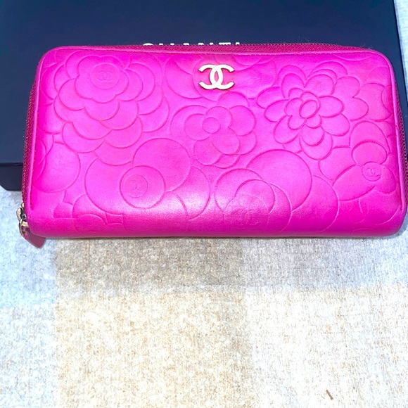 Chanel Camelia fuchsia pink gold tone zippy wallet. Authenticated by therealreal - Picture 1 of 6